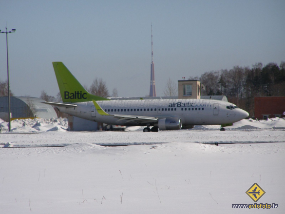 Boeing 737-548